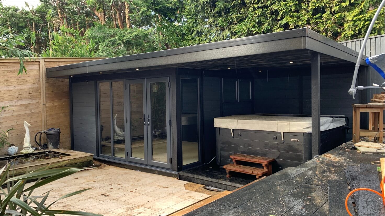 Garden room with hot tub private canopy